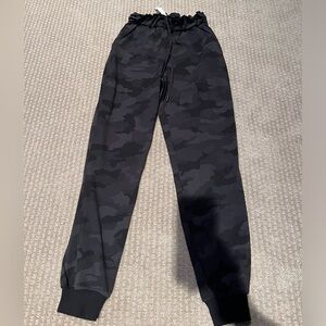 Lululemon size 0 black camo joggers